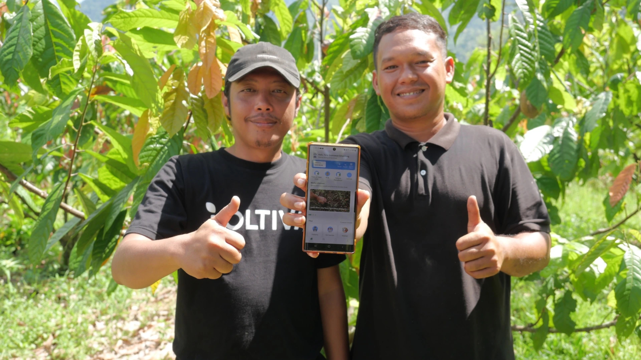 01.-Sugata-Farmers-with-KOLTIVA-Field-Agents-Conducting-Digital-Training-and-Data-Quality-Monitoring-Verification-