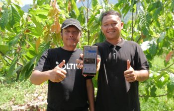 01.-Sugata-Farmers-with-KOLTIVA-Field-Agents-Conducting-Digital-Training-and-Data-Quality-Monitoring-Verification-